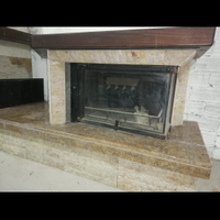 Caminetto a parete con rivestimento in marmo