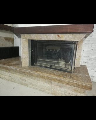 Caminetto a parete con rivestimento in marmo