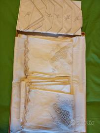 Tovaglia da tavola con ricami