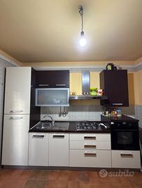 Cucina componibile moderna con elettrodomestici