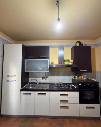 Cucina componibile moderna con elettrodomestici