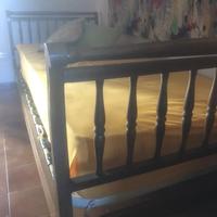 Elegante letto singolo in legno con materasso