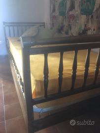 Elegante letto singolo in legno con materasso