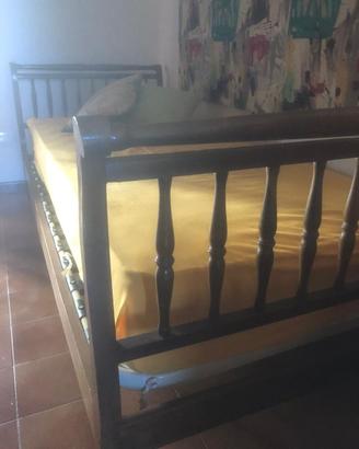 Elegante letto singolo in legno con materasso
