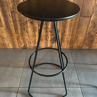 Sgabello Nero in vero legno e telaio in acciaio