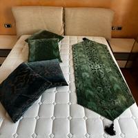 Runner letto con parure di cuscini