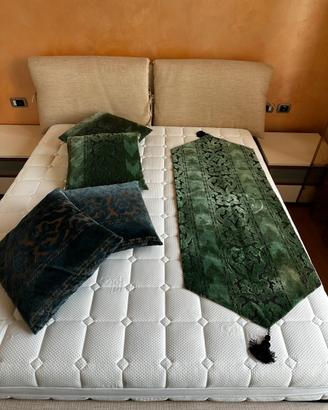 Runner letto con parure di cuscini