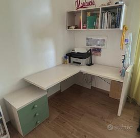 Scrivania con cassettiera e cubi sospesi