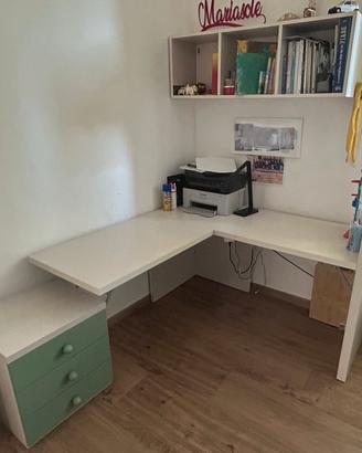 Scrivania con cassettiera e cubi sospesi