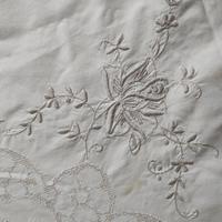 Tovaglia corredo con 4 tovaglioli ricamo a mano