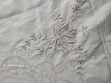 Tovaglia corredo con 4 tovaglioli ricamo a mano