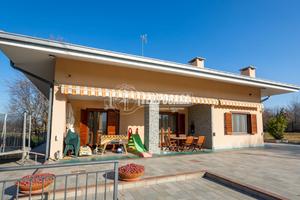 VILLA INDIPENDENTE CON 6500MQ DI TERRENO E SCUDERI