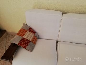 Divano e poltrone in legno massello.