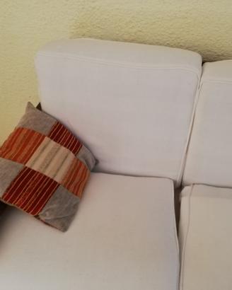 Divano e poltrone in legno massello.