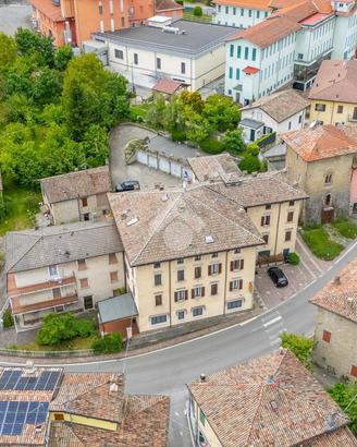 2 LOCALI A TIZZANO VAL PARMA