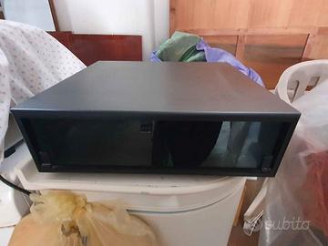 Contenitore nero rigido, con sportello in vetro