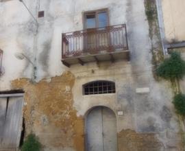 Palazzo da ristrutturare a naro centro