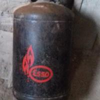 bombola gas  esso   vuota antica come foto