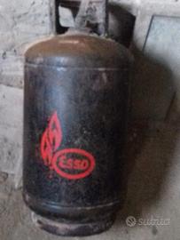 bombola gas  esso   vuota antica come foto