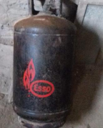 bombola gas  esso   vuota antica come foto