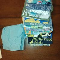 Lotto di magliette e salopette