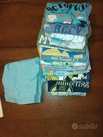 Lotto di magliette e salopette