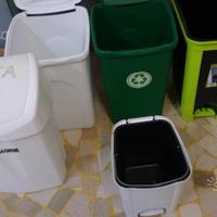 Contenitori in plastica per rifiuti