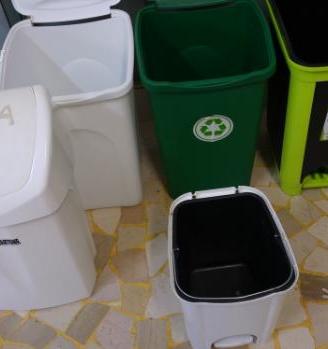 Contenitori in plastica per rifiuti