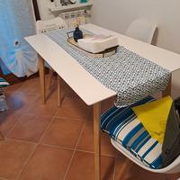 Tavolo bianco gambe legno chiaro