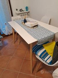 Tavolo bianco gambe legno chiaro