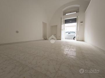 MONOLOCALE A MANFREDONIA