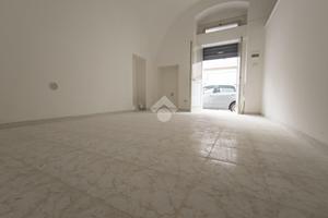 MONOLOCALE A MANFREDONIA