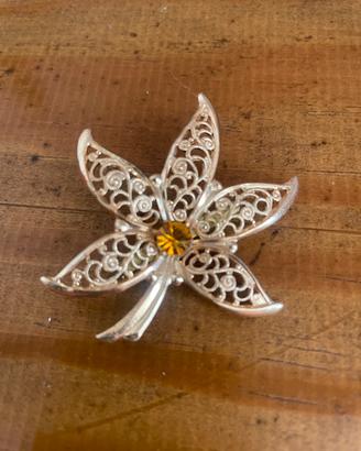 Antica spilla vintage color oro