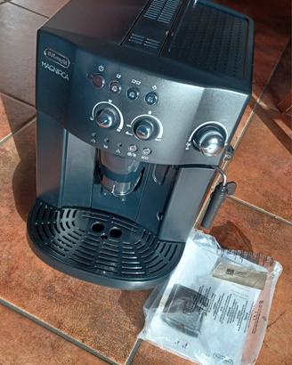 Macchina da caffè De Longhi magnifica 