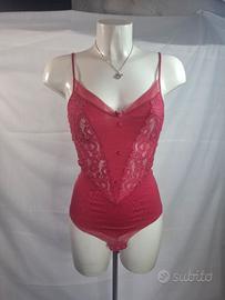 Body rosso carminio con pizzo