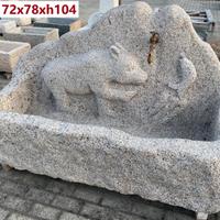 Grande fontana di granito con orso scolpito