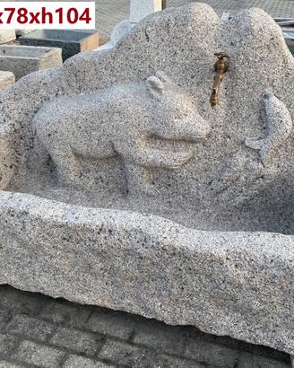 Grande fontana di granito con orso scolpito