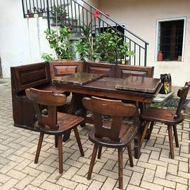 tavolo con sedie, divano e cassapanca