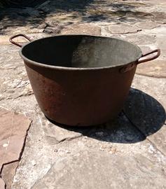 Antica pentola in rame con manici