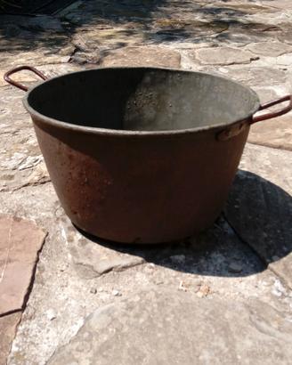 Antica pentola in rame con manici