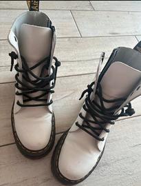 Anfibi Dr Martens bianchi
