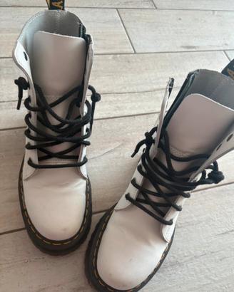 Anfibi Dr Martens bianchi
