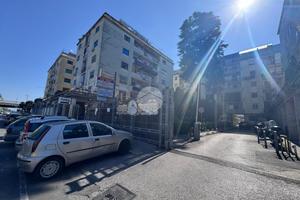 4 LOCALI A NAPOLI