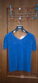 t-shirt blu con brillantini