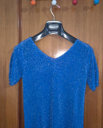 t-shirt blu con brillantini