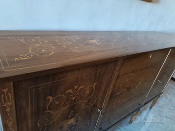 Credenza in stile Luigi XVI con intarsi