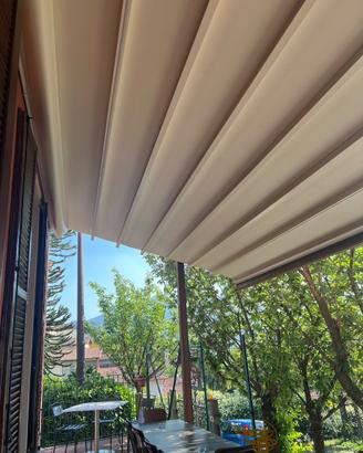 Tenda pergola auto portante molto solida con luce