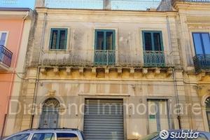 Palazzo storico su tre livelli a piedimonte etneo
