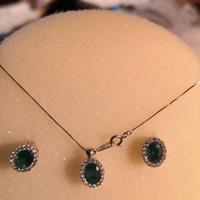 collanina ed orecchini con smeraldi
