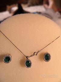 collanina ed orecchini con smeraldi